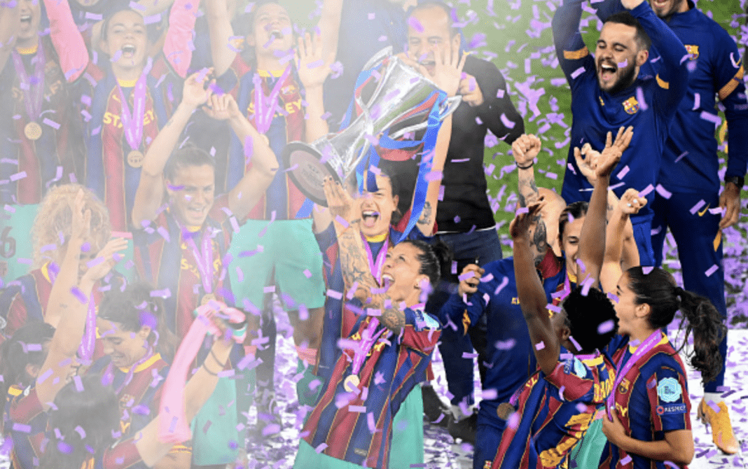 GOTHENBURG, SWEDEN - MAY 16: Jennifer Hermoso of FC Barcelona lifts the UEFA Women's Champions League Trophy in celebration with team mates following the UEFA Women's Champions League Final match between Chelsea FC and Barcelona at Gamla Ullevi on May 16, 2021 in Gothenburg, Sweden. (Photo by David Lidstrom/Getty Images)