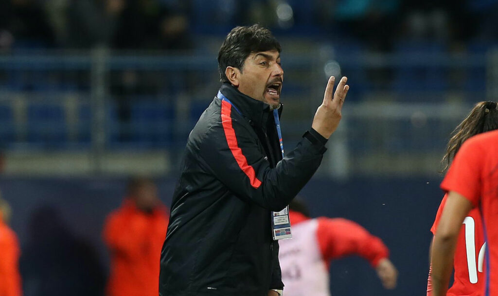 Chile coach José Letelier directs his team against France in 2017. Credit: Getty.