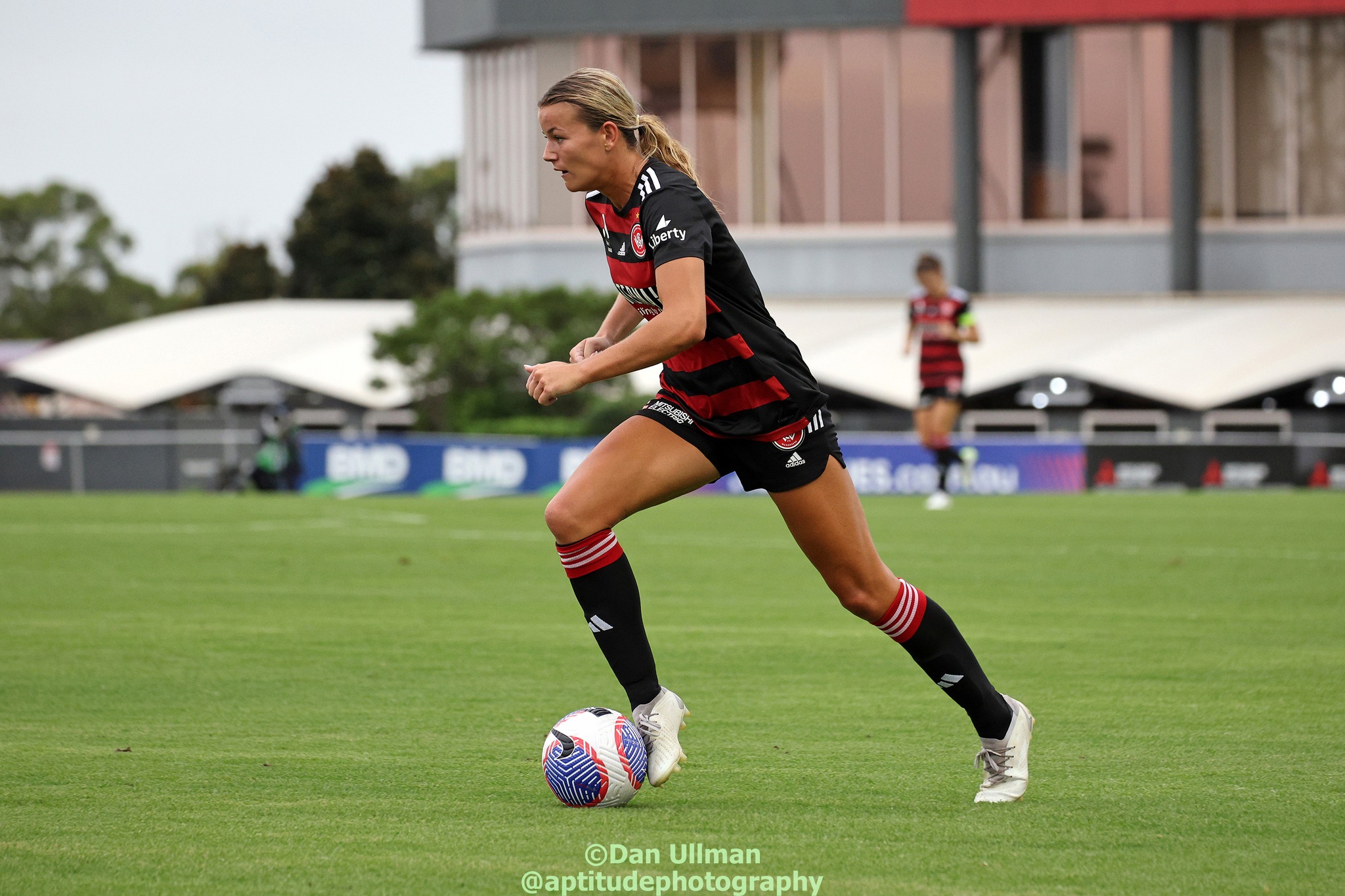 Sophie Harding runs with the ball during the 2023-24 A-League Women game between Western Sydney Wanderers and Brisbane Roar, played at Marconi Stadium on January 27, 2024. Photo credit: Dan Ullman (Instagram - @aptitudephotography)