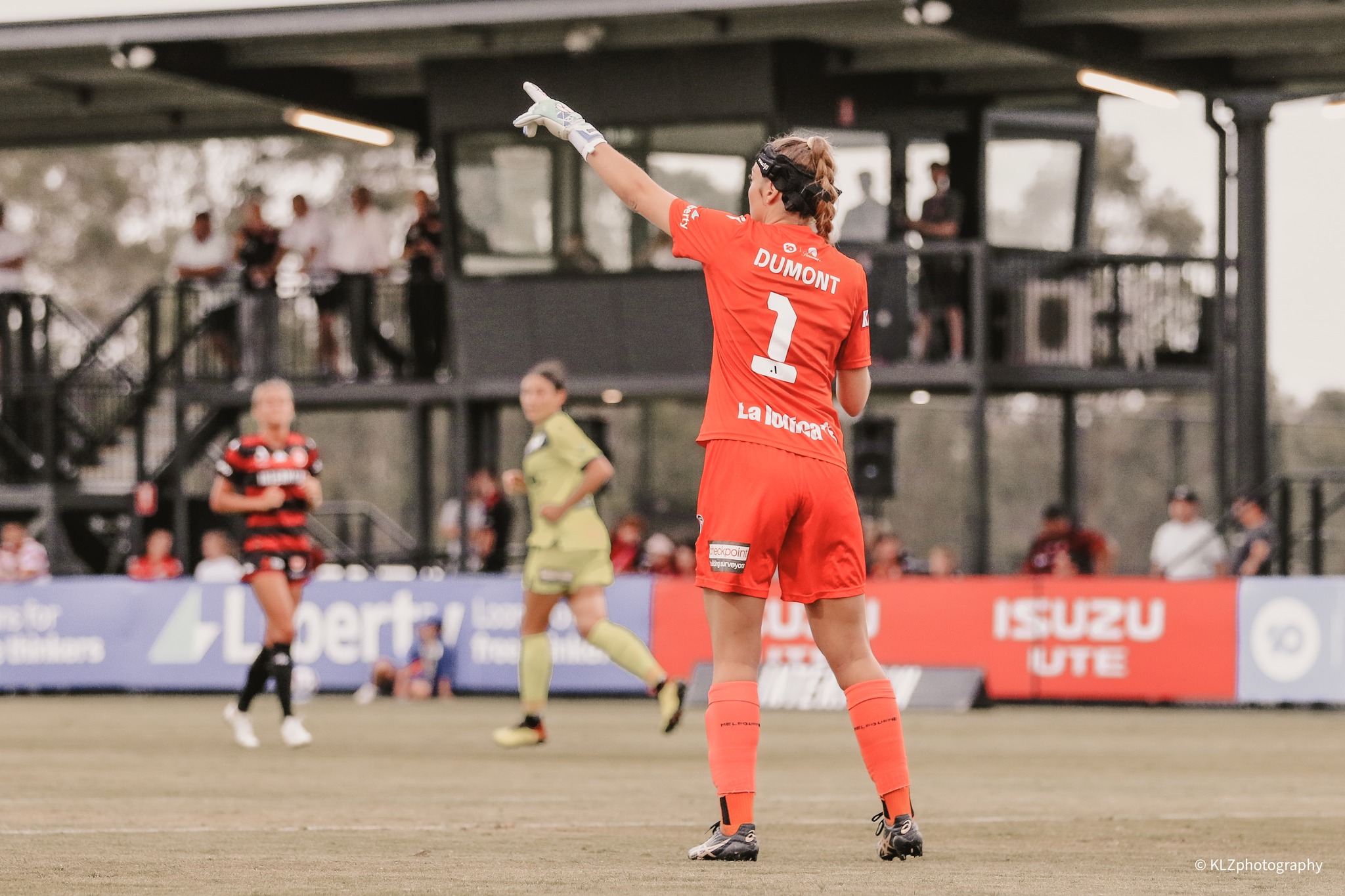 Casey Dumont gives instructions to her teammates, while playing for Melbourne Victory against Western Sydney Wanderers, at Wanderers Football Park, during the 2022-23 A-League Women season. Photo credit: Kellie Lemon / KLZ Photography
