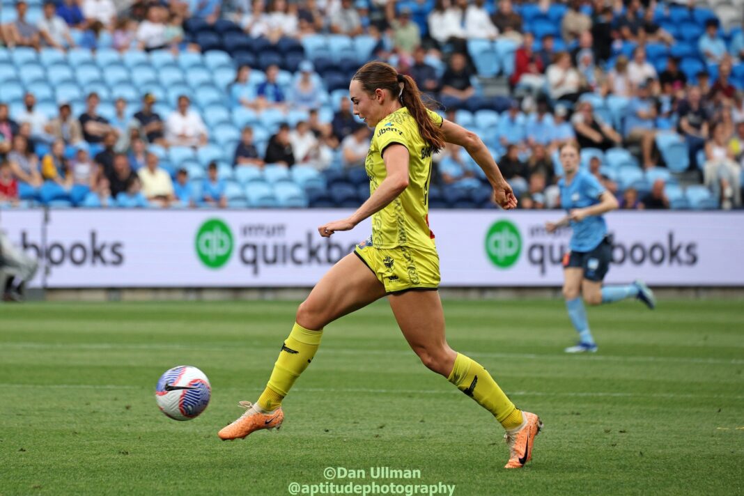 There she is, The Kiwi Maldini! Wellington's Mackenzie Barry runs with the ball during the 2023-24 A-League Women game between Sydney and Wellington at Allianz Stadium. Photo credit: Dan Ullman (Instagram - @aptitudephotography)