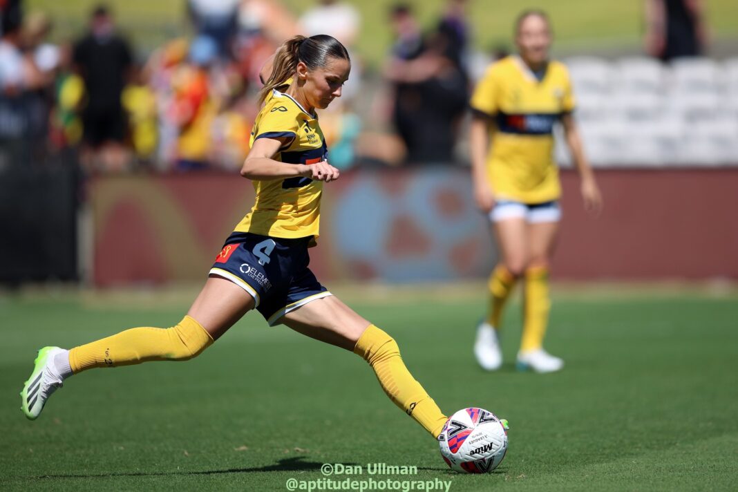 Central Coast Mariners defender Jessika Nash plays the ball during the 2024-25 Unite Round match between the Mariners and Melbourne Victory, played at Netstrata Jubilee Stadium. Photo credit: Dan Ullman (Instagram - @aptitudephotography )