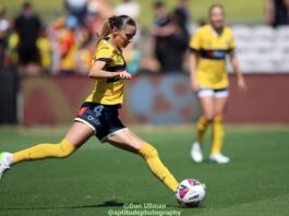 Central Coast Mariners defender Jessika Nash plays the ball during the 2024-25 Unite Round match between the Mariners and Melbourne Victory, played at Netstrata Jubilee Stadium. Photo credit: Dan Ullman (Instagram - @aptitudephotography )