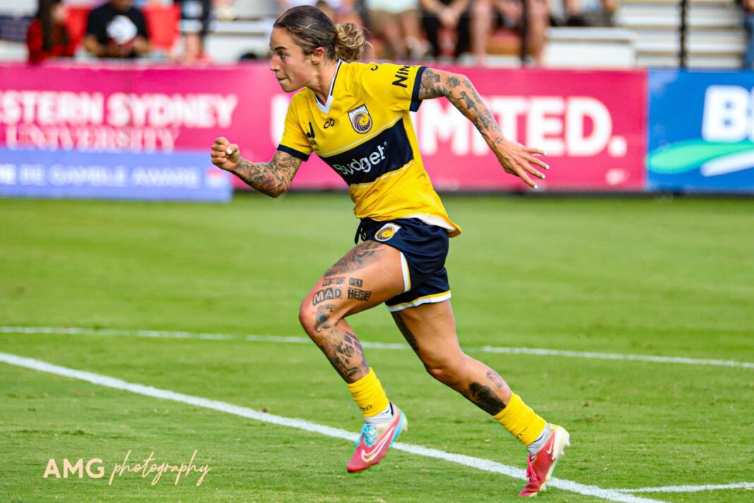 Central Coast Mariners forward Brooke Nunn sprints during the 2024-25 A-League Women game between Western Sydney Wanderers and the Mariners at Wanderers Football Park. Photo credit: Angela de Pourbaix (Instagram - @amg_visual_storytelling_ )