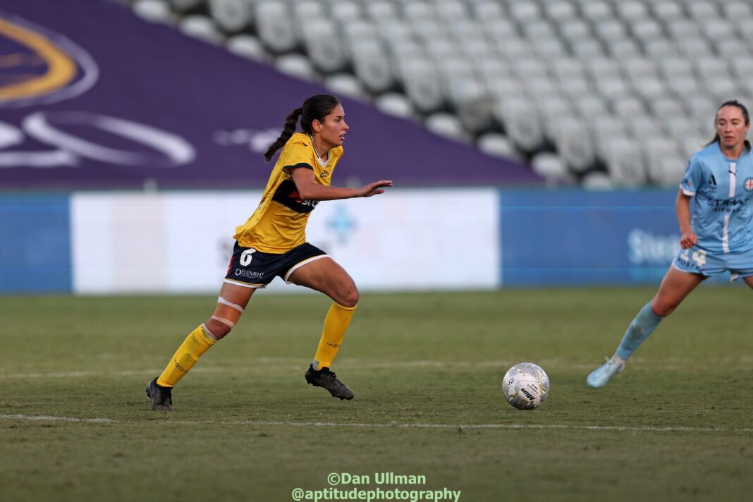 Central Coast Mariners midfielder Izzy Gomez runs with the ball during the 2024-25 A-League Women semi-final 1st leg between the Mariners and Melbourne City, played at Central Coast Stadium. Photo credit: Dan Ullman (Instagram - @aptitudephotography )