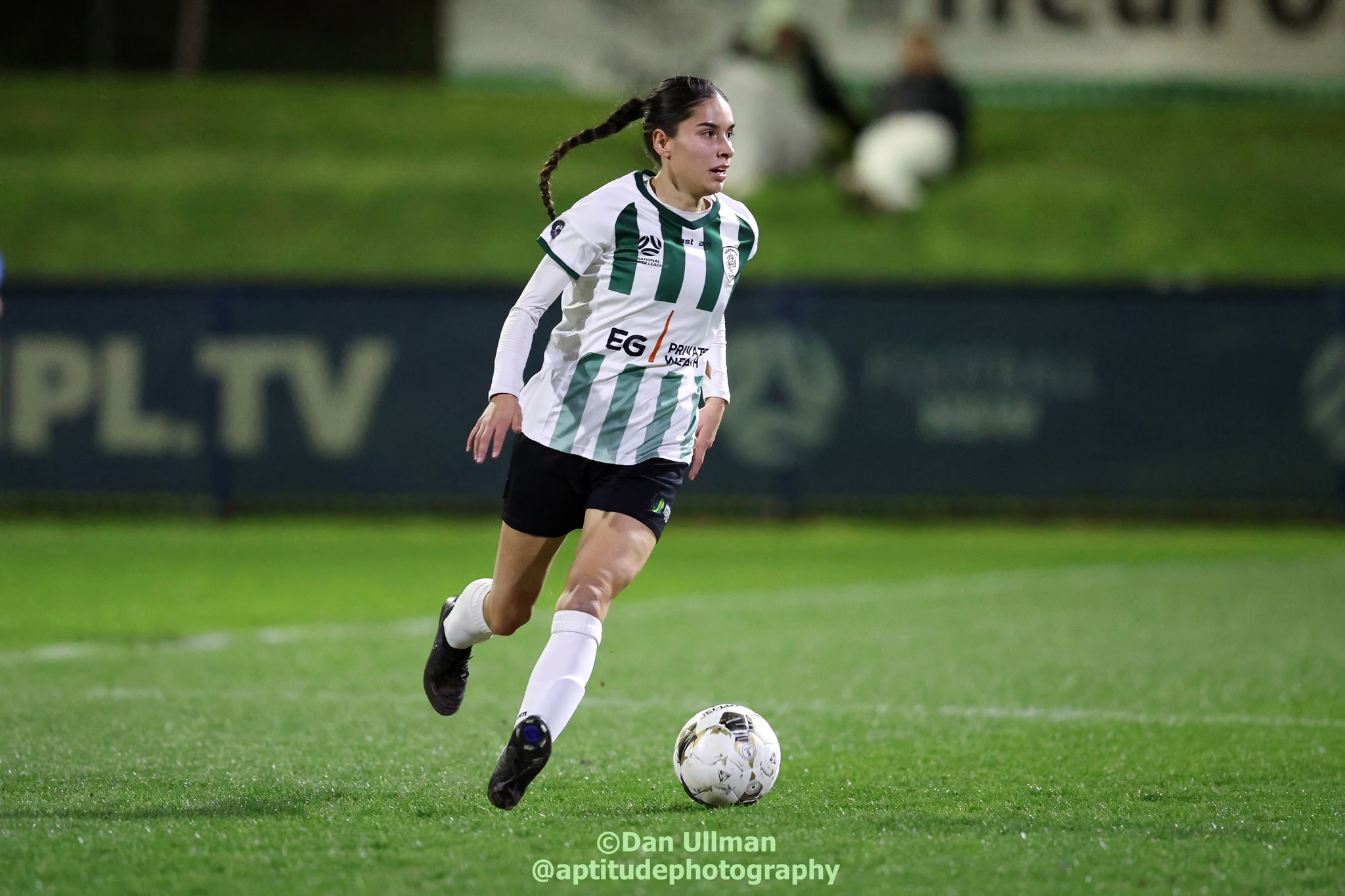 Isabel Gomez, playing for Northern Tigers during the 2024 Sapphire Cup Final (Tigers beat Sydney University 2-1). Photo credit: Dan Ullman (Instagram - @aptitudephotography )