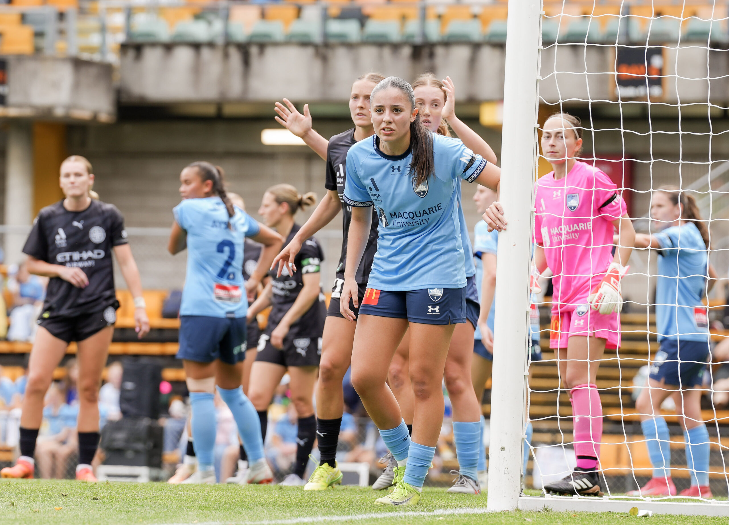 Sydney FC prepare to defend a corner during their 2025-26 A-League Women game against Melbourne City at Leichhardt Oval. Photo credit: Kellie Stewart / KLZ Photography (Instagram - @klzphotography )