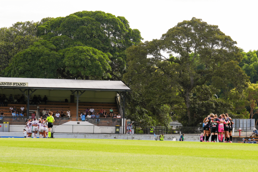 Sydney and Perth huddle, prior to the second half of their A-League Women game at Leichhardt Oval, played on 15 November 2025. Photo credit: Kellie Lemon / KLZ Photography (Instagram - @klzphotography)