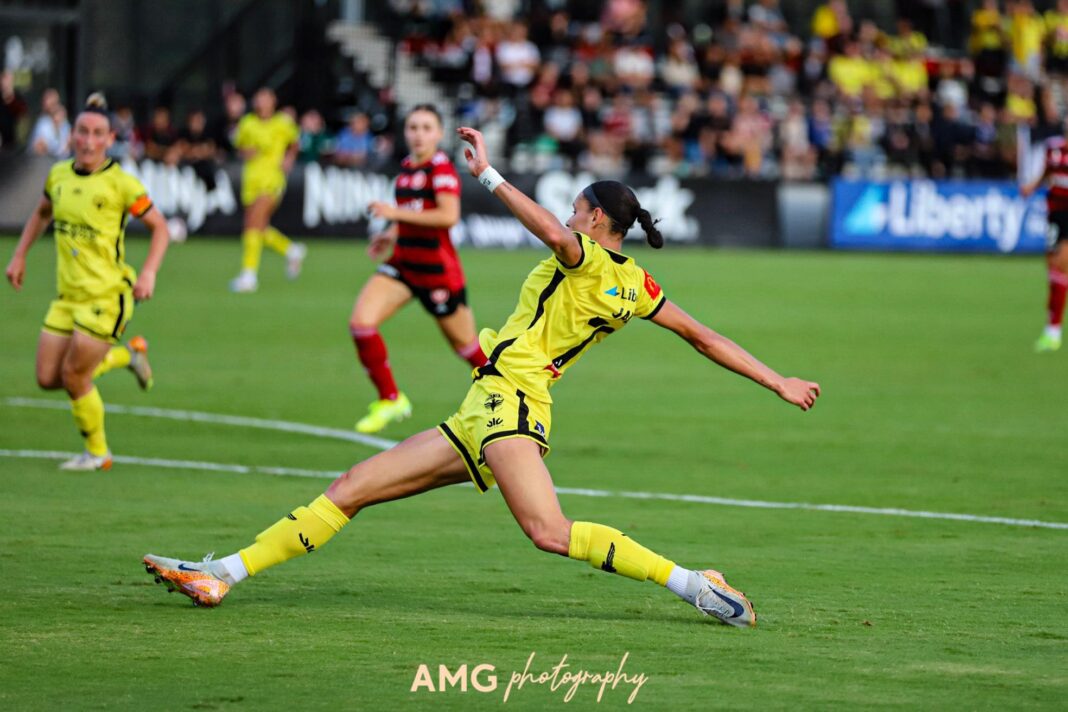 Wellington Phoenix's Grace Jale, pictured during the 2024-25 A-League Women game between Western Sydney Wanderers and Wellington, played at Wanderers Football Park. Photo credit: Angela De Pourbaix / AMG Visual Storytelling (Instagram - @amg_visual_storytelling_ )